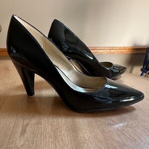 Classic black patent leather pumps by Bandolino … very gently worn size 6